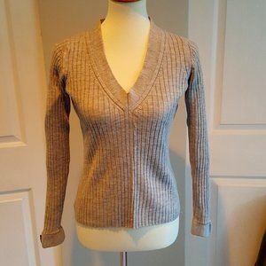 Banana Republic Extra Fine Italian Merino Wool V Neck sweater M Light Grey